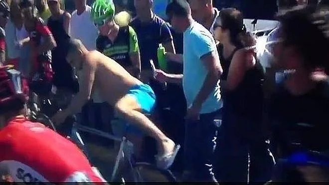 Un aficionado intenta robar la bicicleta a un corredor en plena etapa de la Vuelta a España
