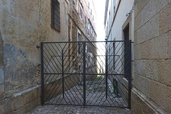 Callejones de Cáceres cerrados por fornicio