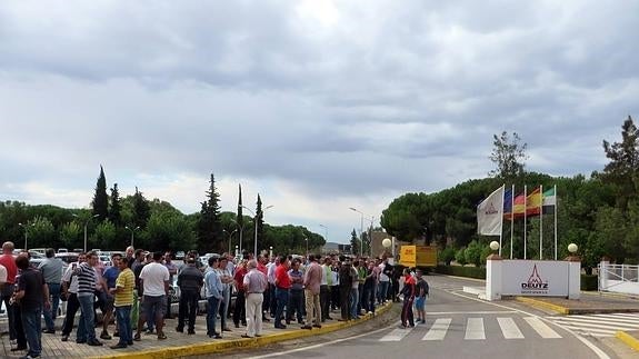 Un centenar de trabajadores se concentran frente a la fábrica de Deutz-Zafra