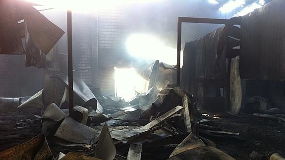 Un incendio destruye una antigua granja en La Albuera