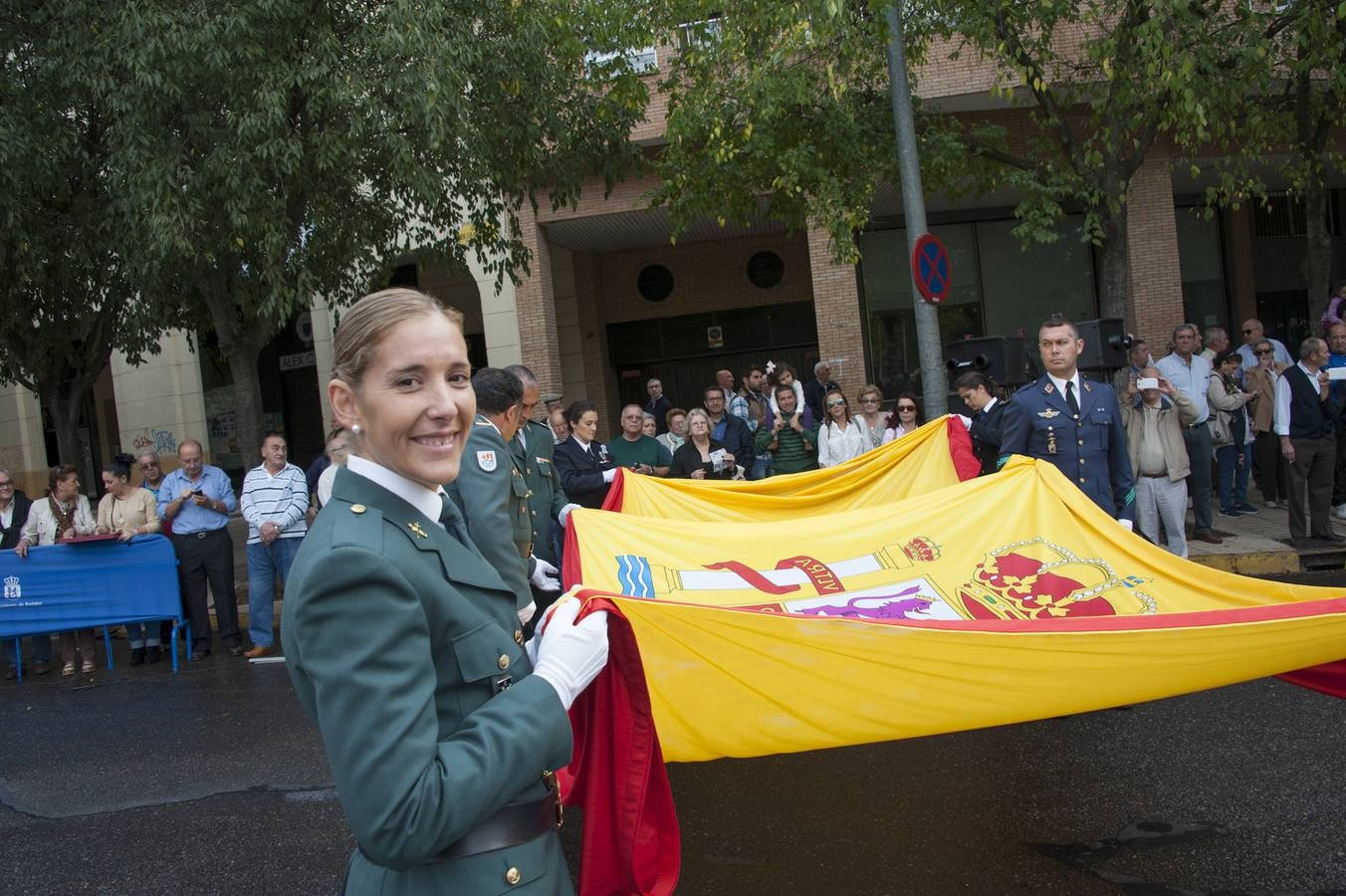 El homenaje a la bandera reúne a unas mil personas en Badajoz