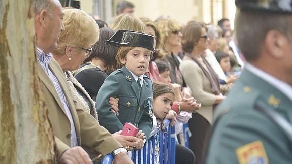 Cientos de pacenses se echan a la calle para acompañar a la Guardia Civil en su fiesta