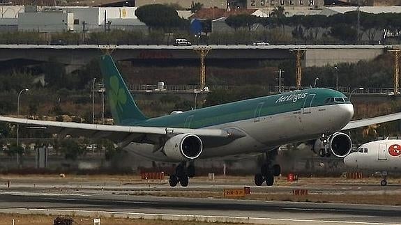 Muere un joven en un avión que despegó de Lisboa tras morder a otro pasajero