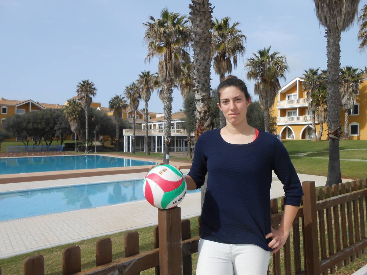 Una fractura en un dedo de la mano aleja a Alba Pizarro un mes de la competición