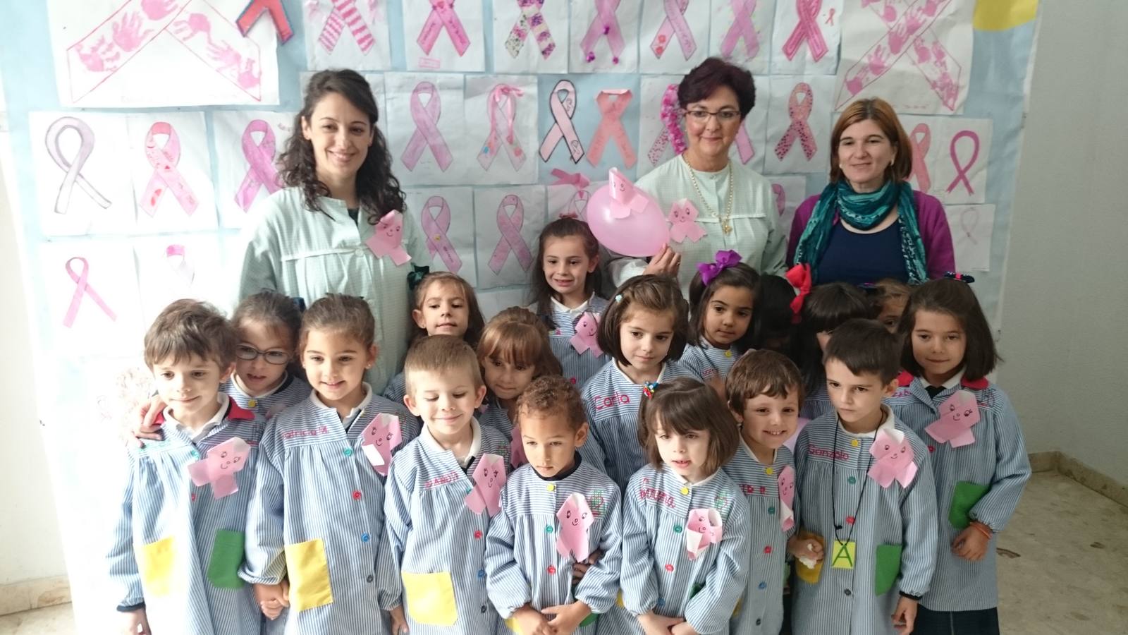 Los alumnos del colegio Ntra. Sra. de los Dolores visitan el Ayuntamiento en apoyo al cáncer de mama