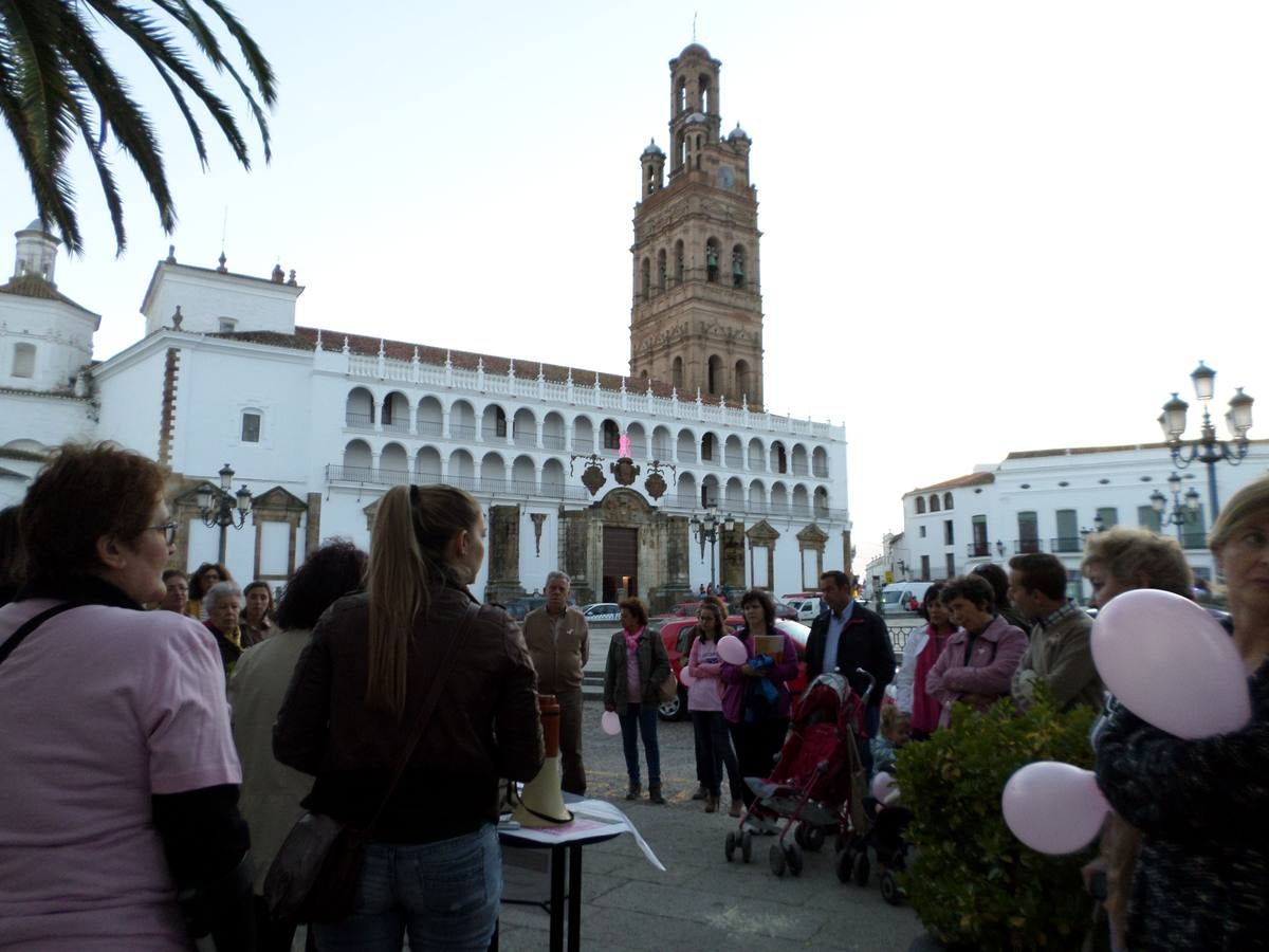 Concentración en la plaza contra el cáncer de mama