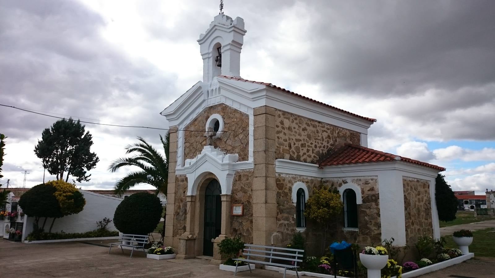 Centenares de personas visitarán a sus difuntos en la festividad de Todos los Santos