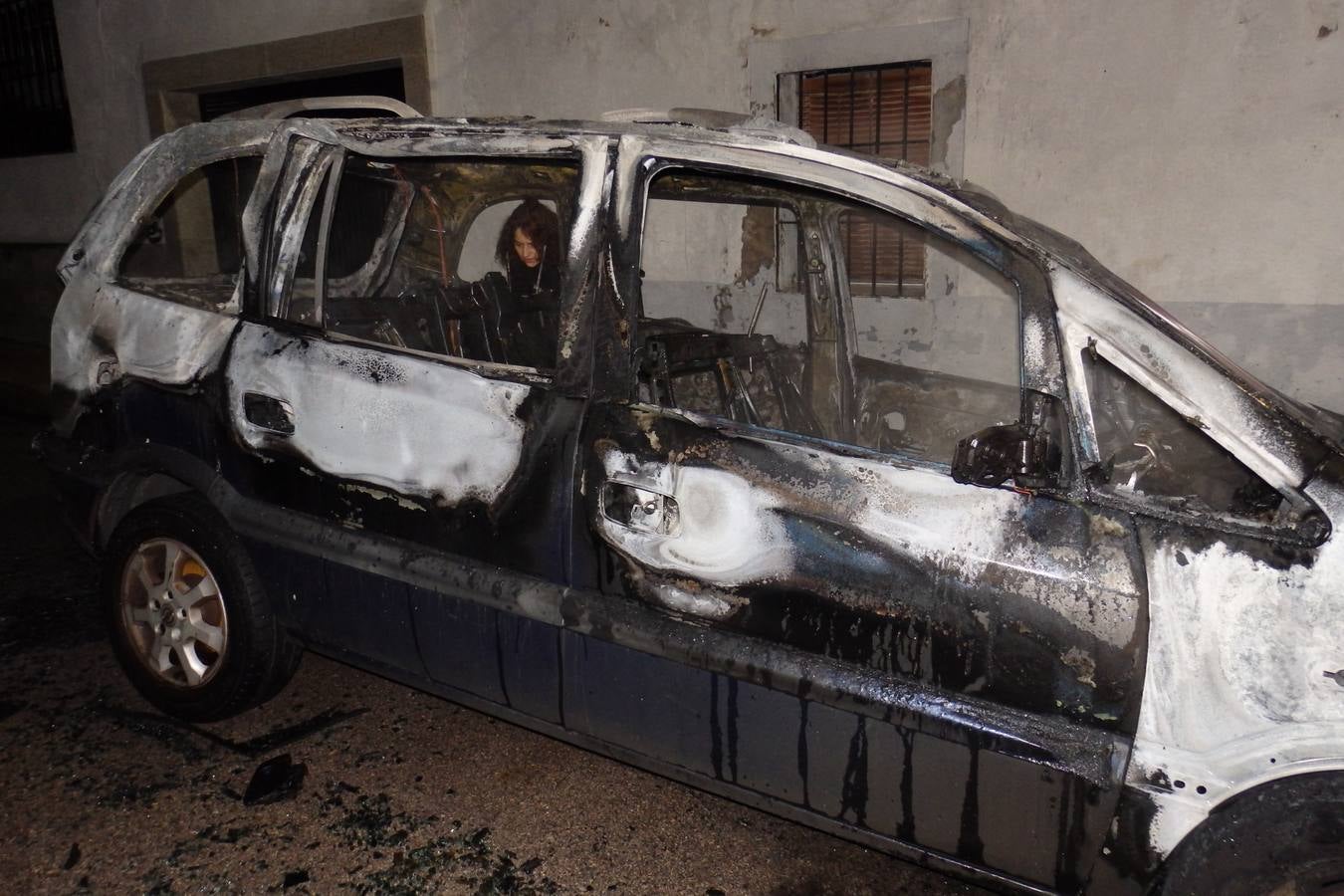 Un coche sale ardiendo en la calle Almirez