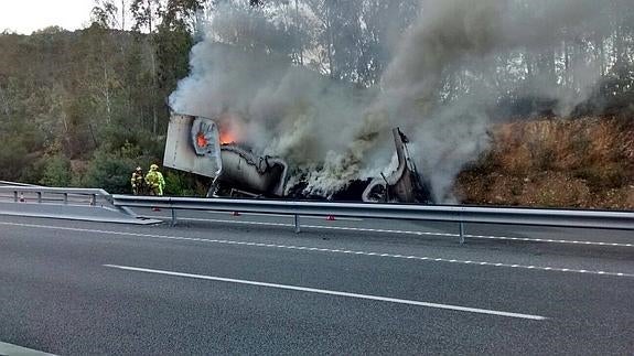 Restablecido el tráfico en la A-5 en el túnel de Miravete tras el incendio de un camión