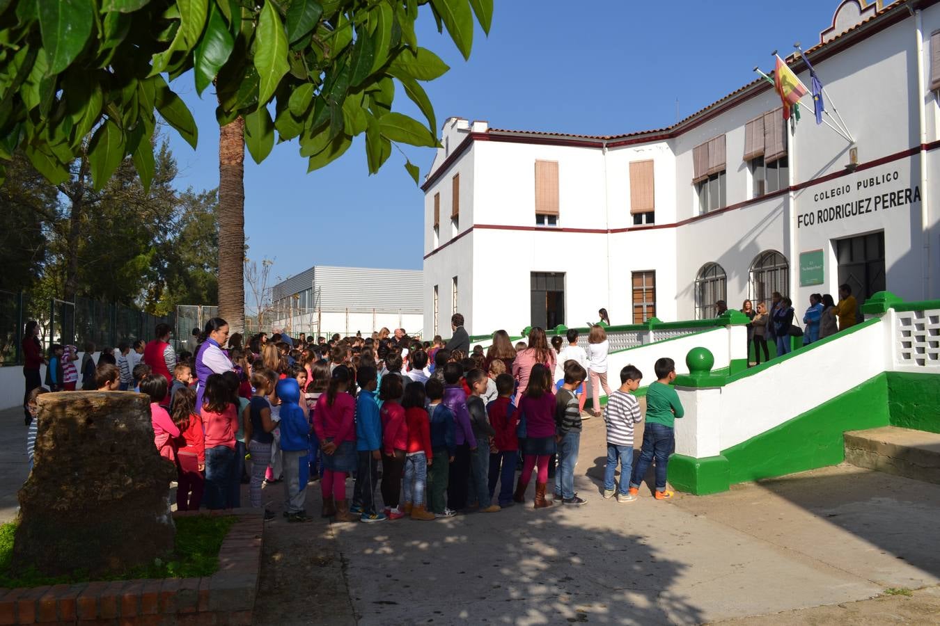 Profesores y alumnos del CEIP F. R. Perera guardan un minuto de silencio por las víctimas de París