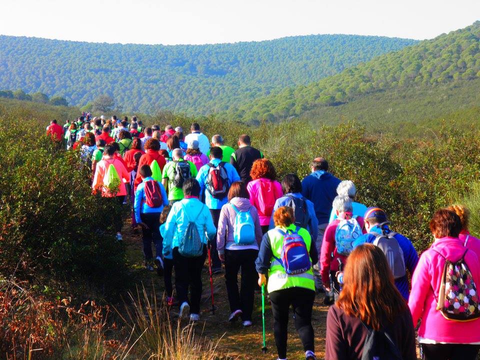 En torno a 350 personas participaron en la tercera edición de la ruta senderista por la sierra de la localidad