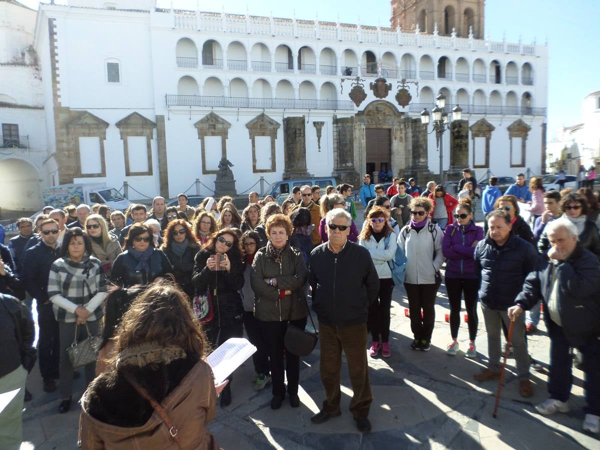 200 personas se concentran en la plaza para decir “ni una más”