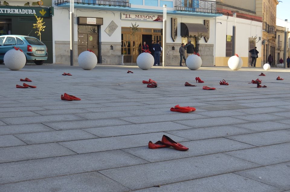 La campaña ‘Zapatos rojos’ contra la violencia de género llega a la plaza de España de la localidad