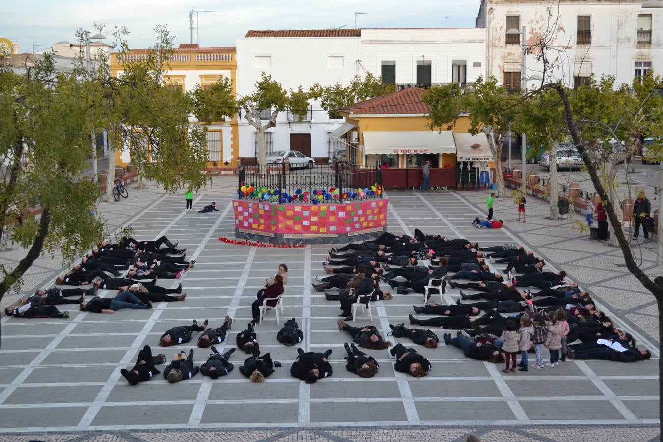 Los jóvenes se implican en la perfomance para repudiar la Violencia de Género