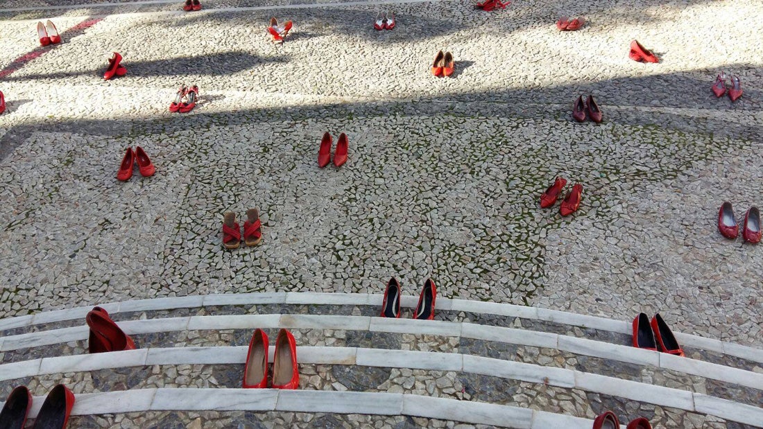 La réplica de 'Zapatos rojos' de Elina Chauvet estuvo expuesta ayer con motivo del Día Internacional contra la Violencia de Género