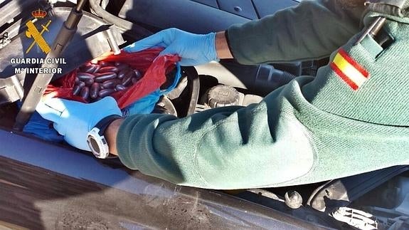 Dos detenidos cuando transportaban más de kilo y medio de hachís oculto en el motor del vehículo