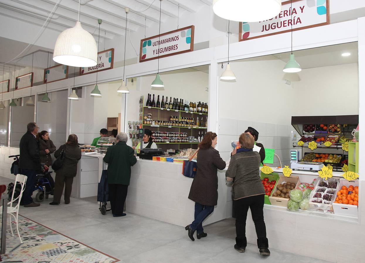 El rehabilitado Mercado de Abastos abrió sus puertas ayer