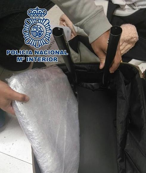 Detenido en la estación de autobuses de Cáceres con cuatro kilos de hachís ocultos en la maleta