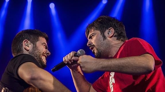 Serrat envía una carta "de amor" a Estopa
