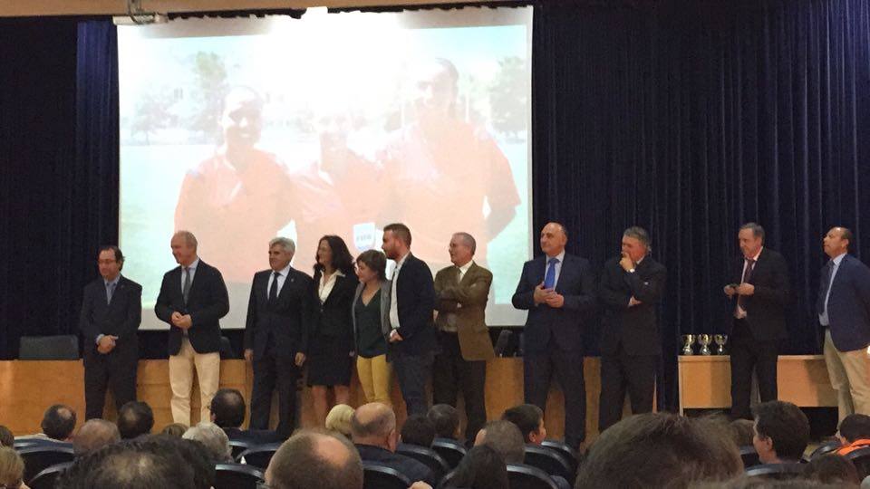 El ADC Villanueva, en categoría de benjamines, recibe el trofeo de la FEF