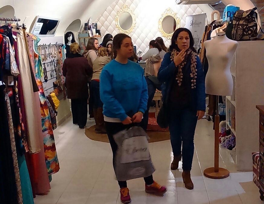 Una Shopping Night sirve de pistoletazo de salida a la Navidad del comercio local