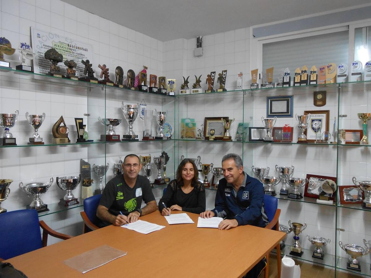 El Club de Voleibol Ntra. Sra. de la Luz y la Universidad de Extremadura reafirman su colaboración durante esta temporada