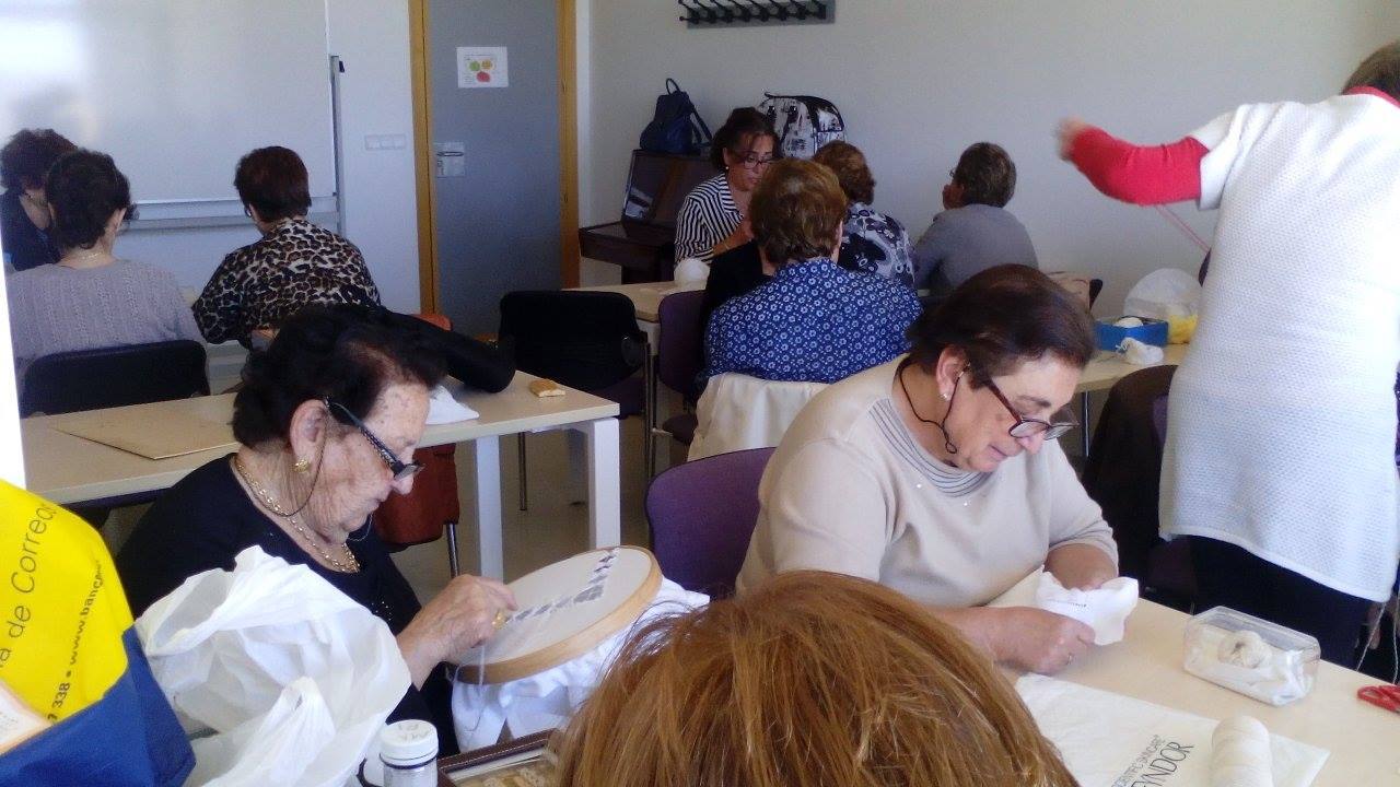 La Asociación de Mujeres 'La Flor de Jara' aúna costura y convivencia