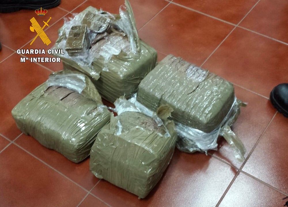 La Guardia Civil interviene más de treinta kilos de hachís ocultos en el maletero de un vehículo