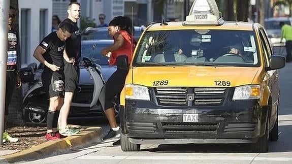 Pillan a Serena Williams cogiendo un taxi en plena carrera