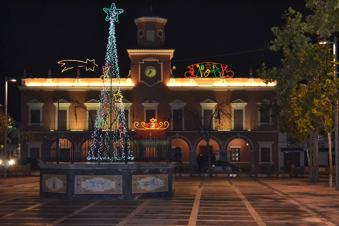 Un árbol LED de 7 metros es la novedad de la iluminación navideña municipal