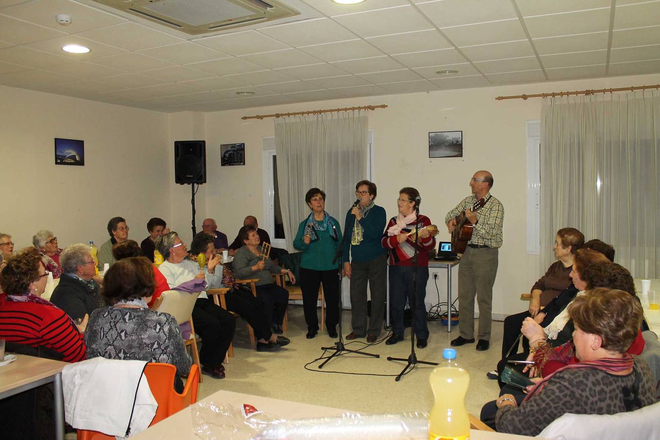 Los mayores celebran la Navidad con bailes, villancicos, café y bolluelas