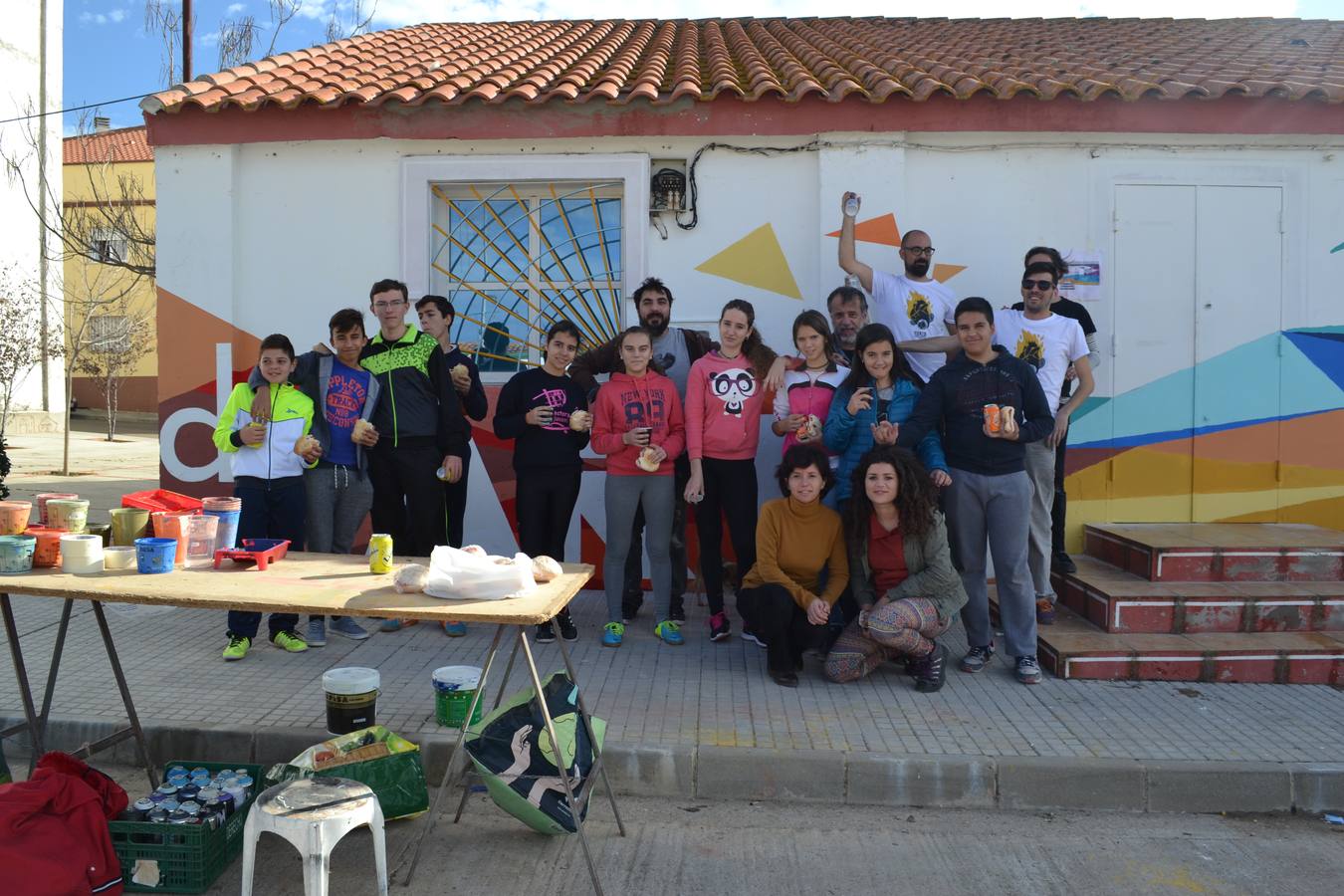 Los artistas Ben Tocha y Digo Diego elaboran el grafiti del Contenedor de Arte junto a 15 jóvenes de la localidad