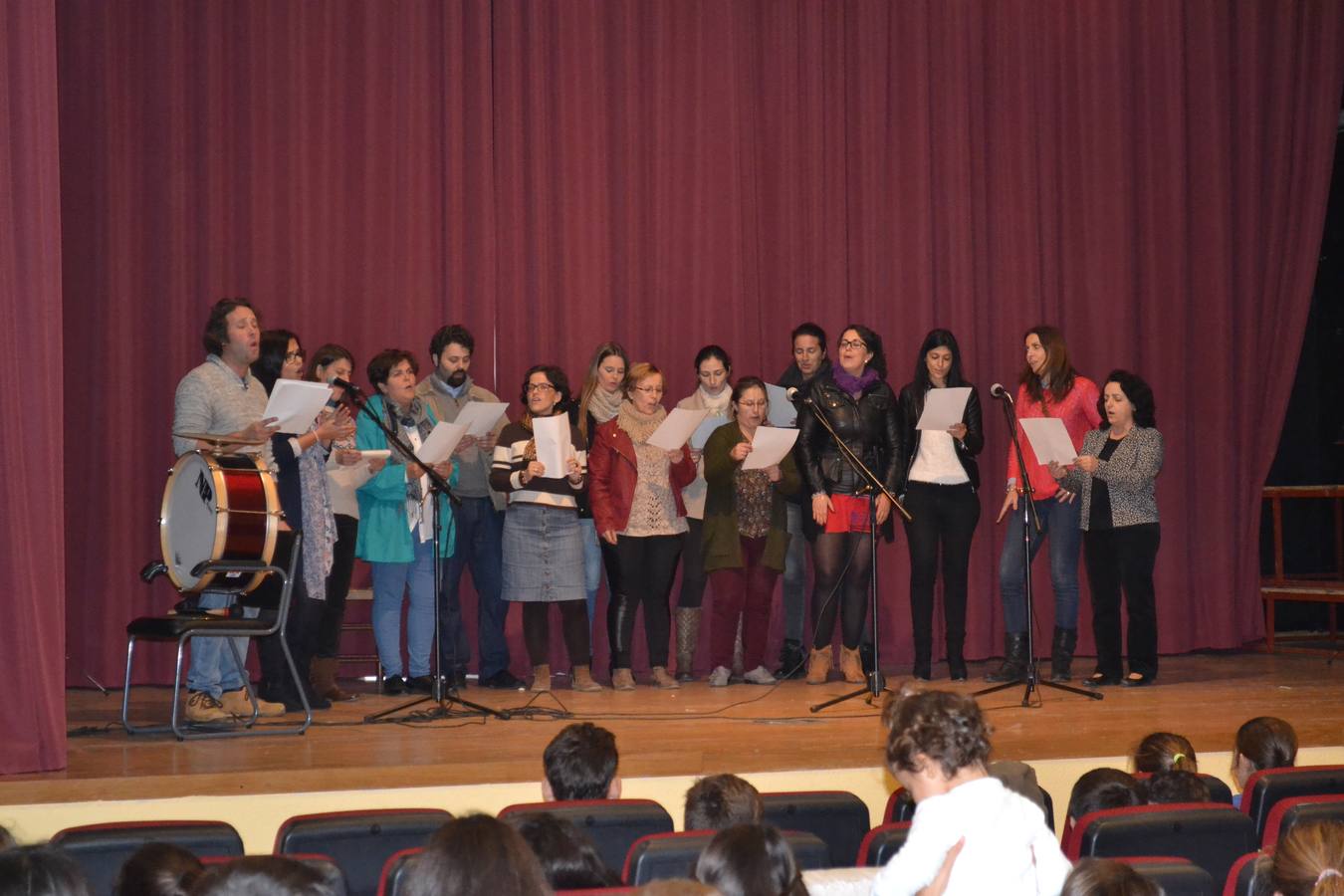 El equipo docente del IESO felicita a sus alumnos cantándoles el villancico Alegría, alegría