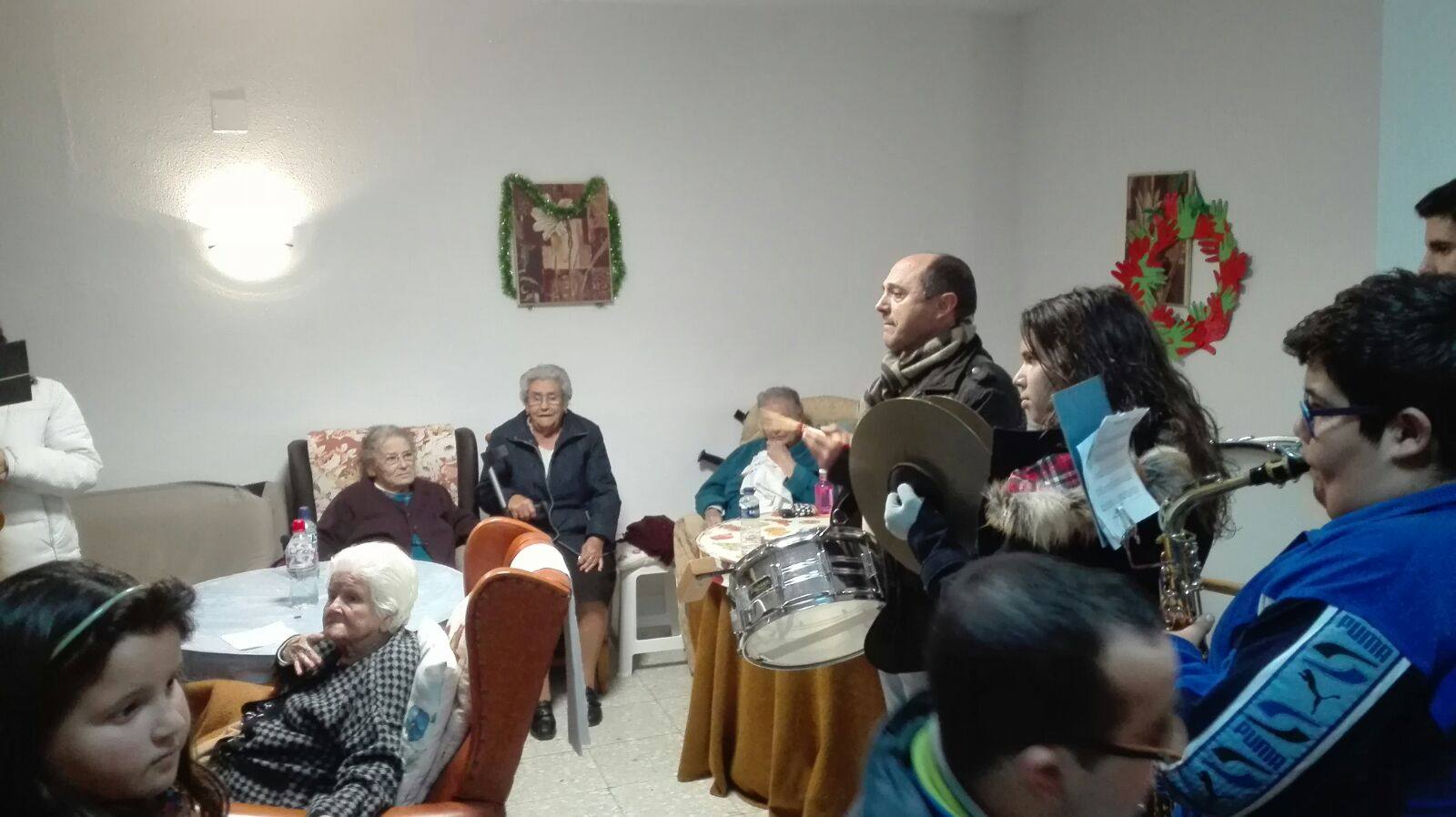 La Banda Municipal de Música anima la localidad con el pasacalles navideño