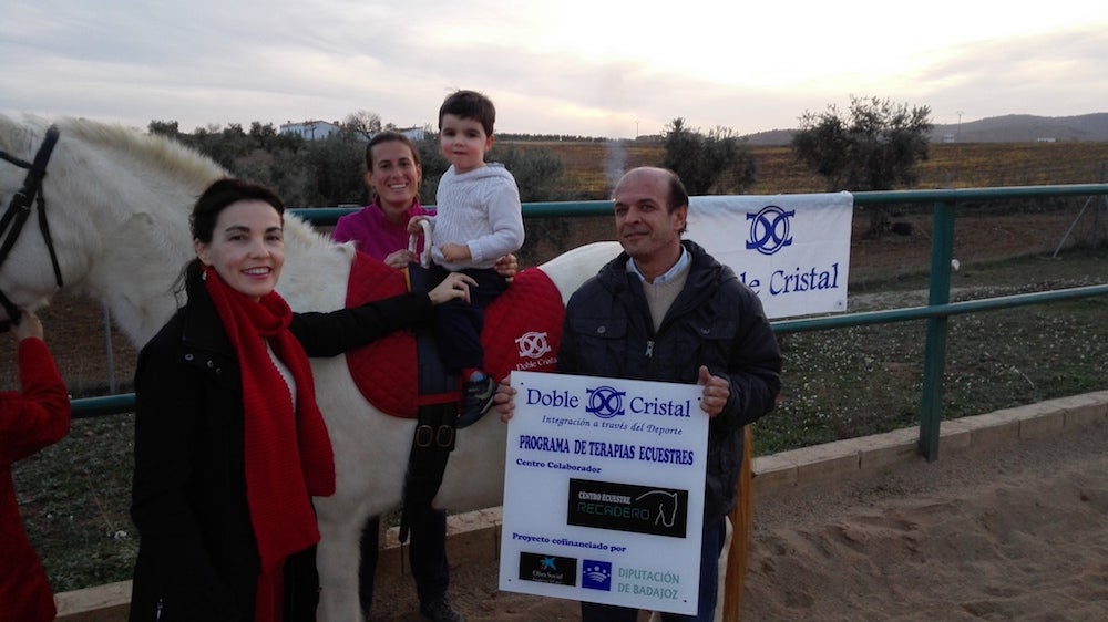 Doble Cristal beca a siete niños para las terapias ecuestres en el Centro Recadero de Villafranca