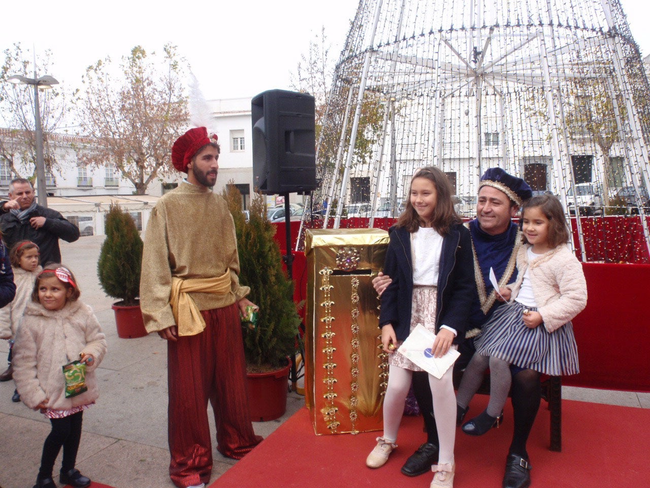 El Cartero Real ha pasado esta mañana por Villafranca para recoger las cartas de los niños para los Reyes Magos