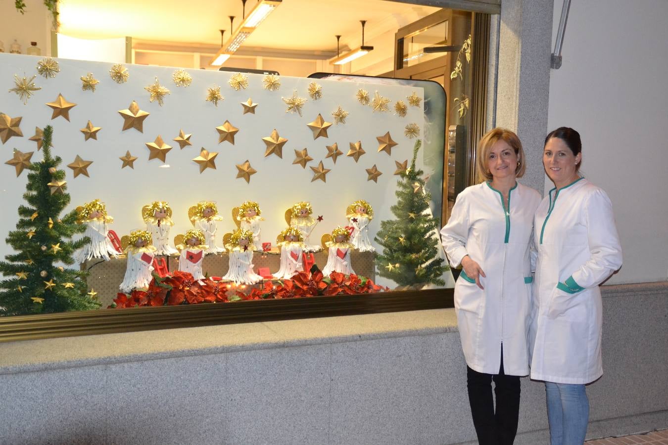 Un escaparate convertido en un coro de ángeles cantando villancicos