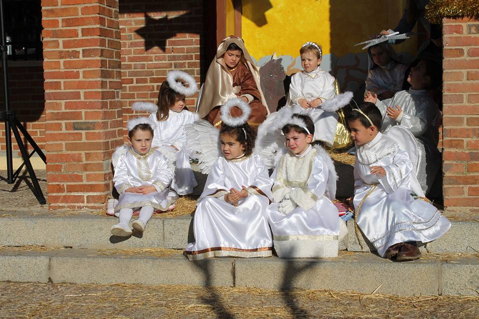 El edificio de la Ermita del colegio se convirtió en el escenario de un Belén viviente con un gran mercado de la época