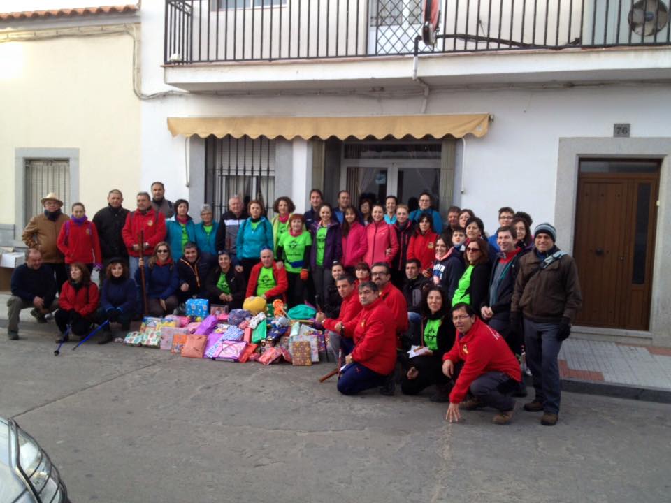 Setenta senderistas en la primera ruta solidaria de recogida de juguetes nuevos para niños
