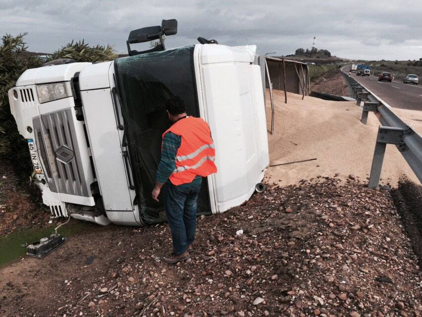 Vuelca un camión cargado de arroz en la A-5 tras una salida de vía cerca de Talavera la Real