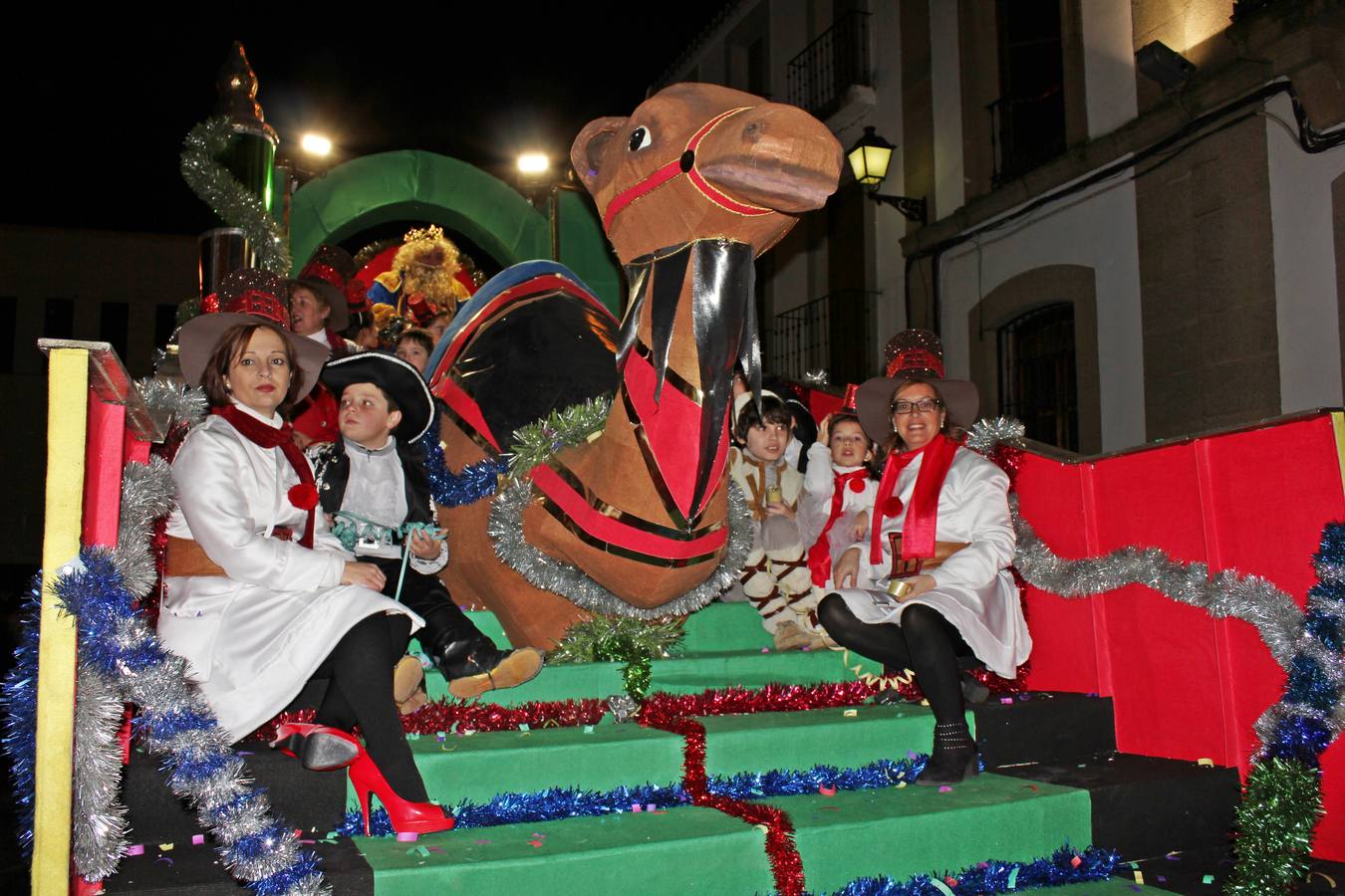 Los Reyes Magos llenan de ilusión las calles arroyanas