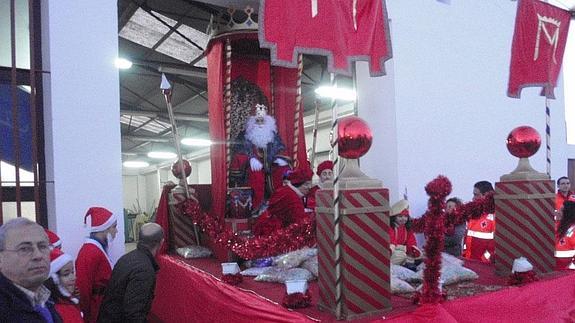 La cabalgata de Reyes Magos se abre paso en medio del frío