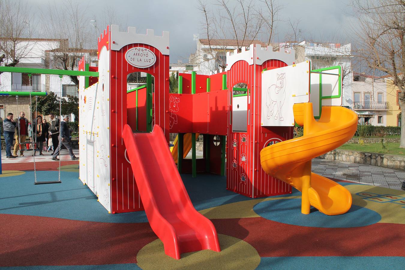 Finaliza la instalación y renovación de varios parques infantiles