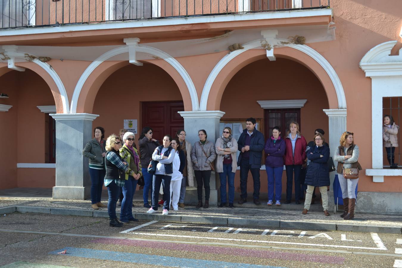 Un grupo de vecinos secunda el minuto de silencio por la joven de Alange