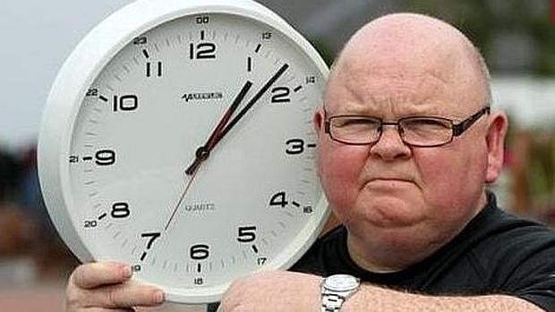 Un hombre, diagnosticado con «llegatardismo», la enfermedad de la impuntualidad