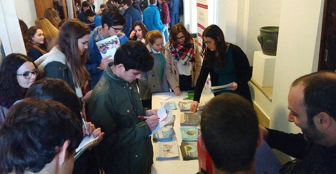 La UCAV acerca su oferta académica a Villafranca de los Barros a través de la Muestra de Universidades