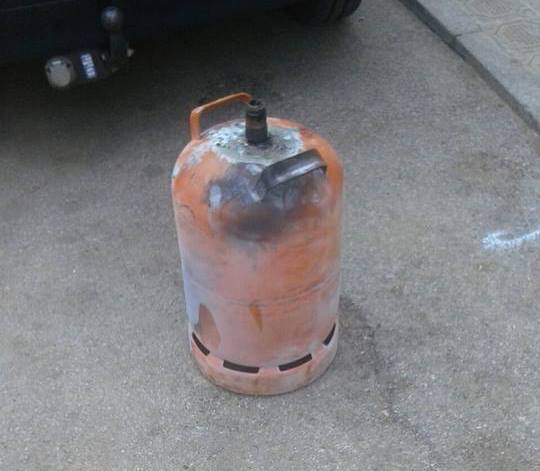 Arde una bombona de gas butano en un domicilio de Calera de León