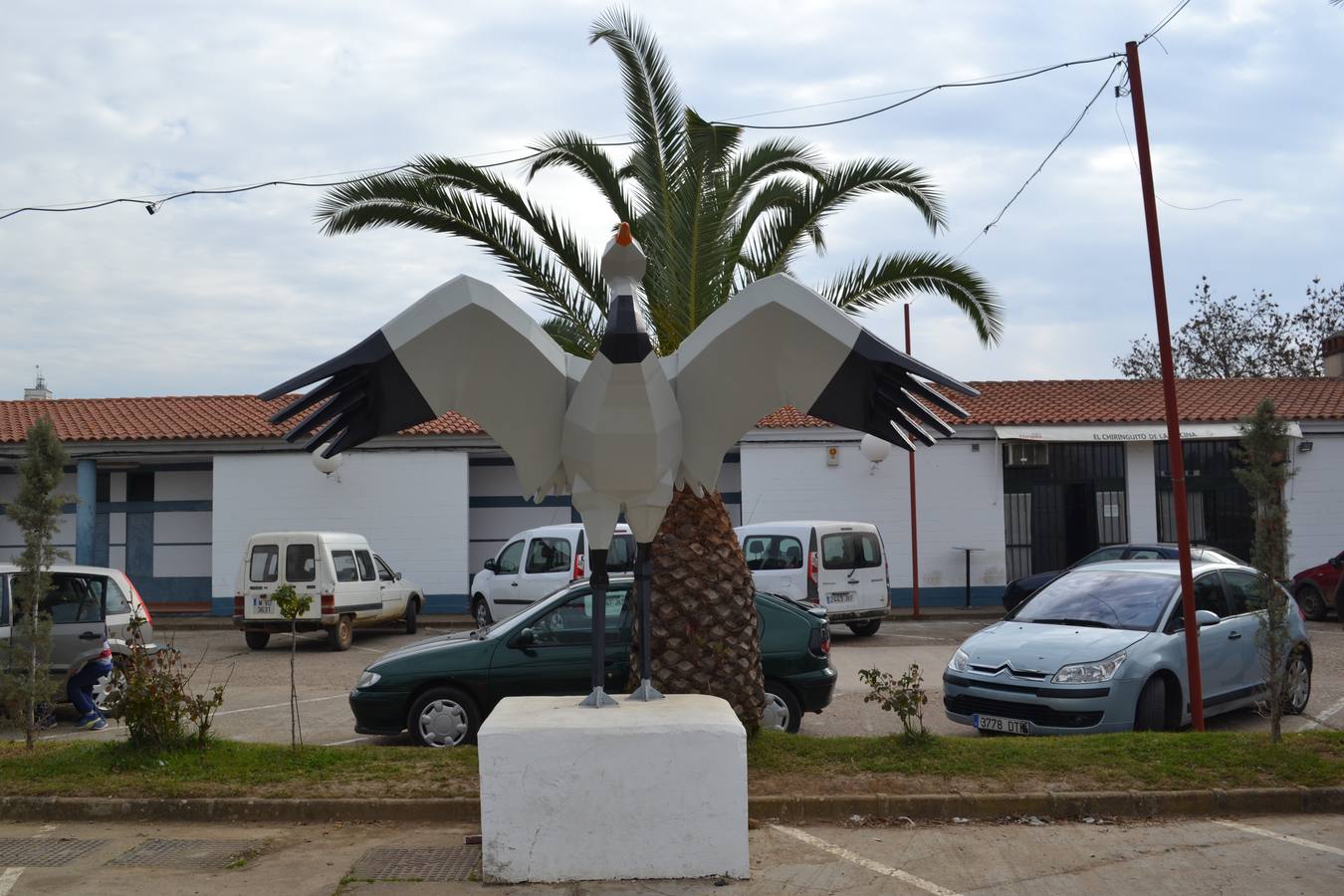 Dos grullas de tres metros señalan al municipio como lugar de dormida de estas aves