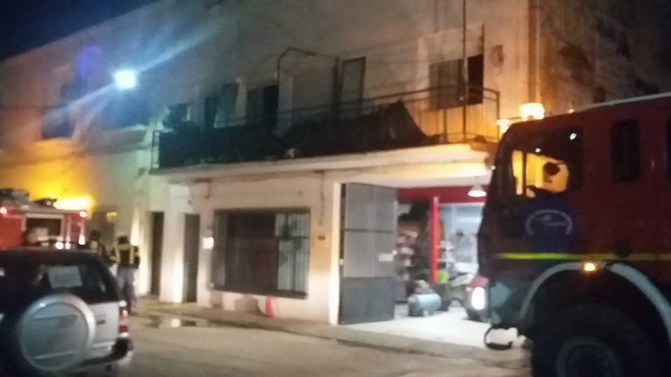 Arde el salón de una vivienda particular por un descuido al usar acelerante para encender la estufa