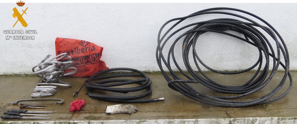 La Guardia Civil de Villafranca sorprende a una persona robando el cable eléctrico perteneciente al alumbrado público